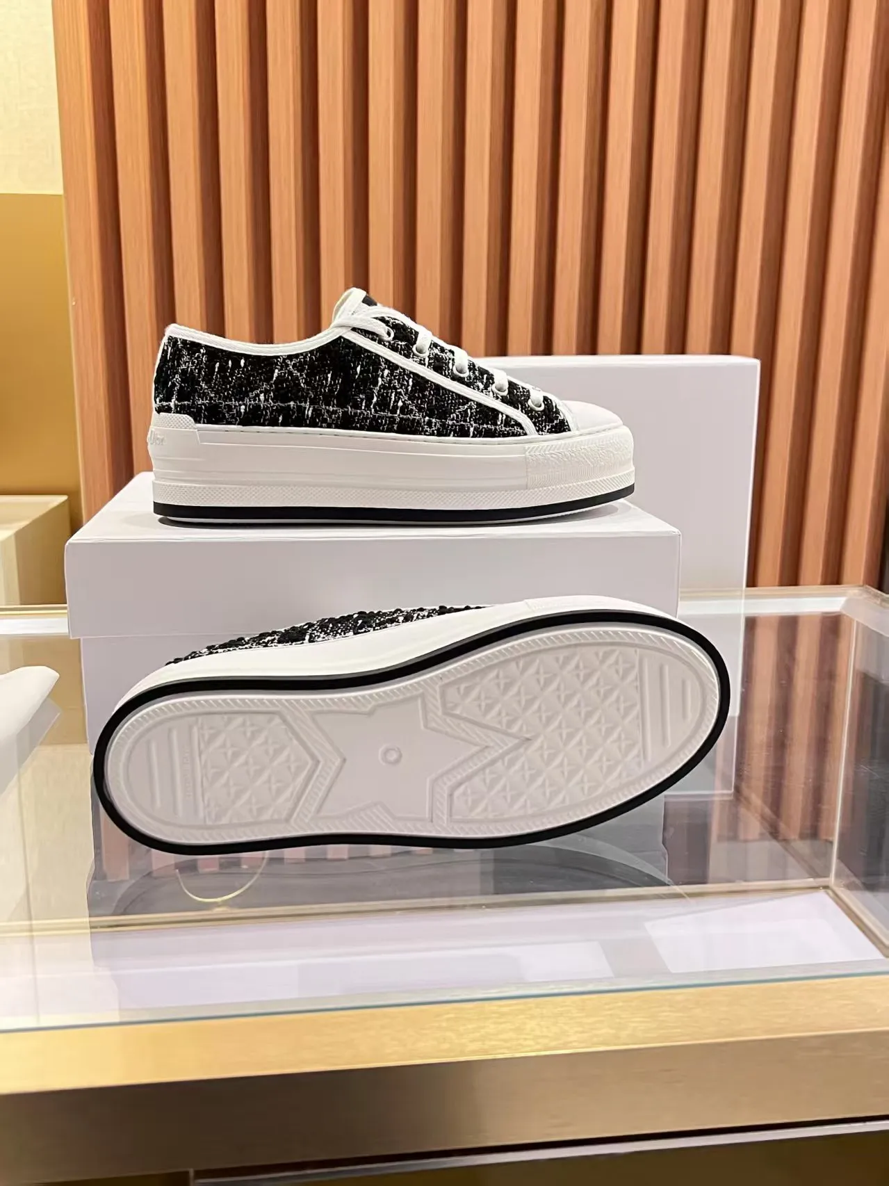 👟👟Ex-factory price 520👟👟 Walk‘n’Dior embroidered mid-top casual shoes are new in 2025. On the fashion stage, Dior embroidered shoes are the well-deserved protagonist. Delicate stitching is used on the upper, every stitch is devoted to the craftsman's efforts, and every thread is woven with artistic poetry. From complex floral patterns to smart geometric textures, embroidery is like the magic that gives shoes life, allowing them to show dynamic beauty even in static conditions.   Wearing Dior embroidered shoes feels like stepping into a dream world full of art. It is not only a pair of shoes, but also a walking piece of art that perfectly integrates fashion and culture. Whether you are strolling on the bustling city streets or attending important social occasions, Dior embroidered shoes can add unique charm to your style and become the focus of everyone's attention.   Choosing Dior embroidered shoes means choosing a persistent pursuit of quality and a unique understanding of fashion. Let it accompany you through every wonderful moment and leave your own fashion mark.  Material: Sheepskin lining, feet, silk cowhide, size 35-41, heel height 5cm